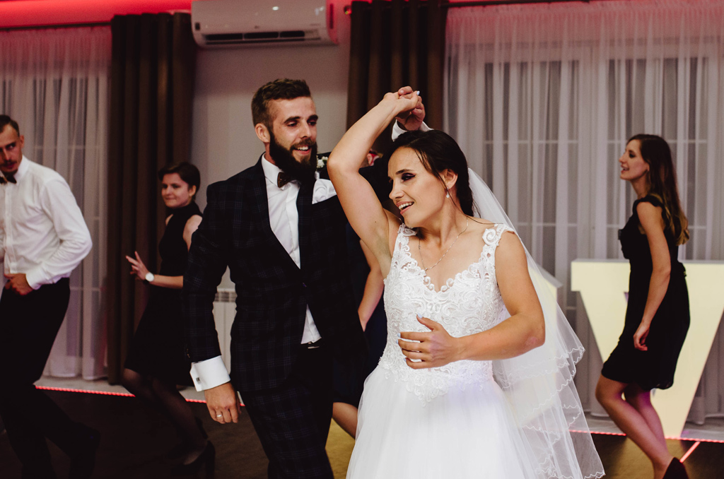 Zajazd u Reja Nagłowice - Damian i Joanna 69 Obrazek posiada pusty atrybut alt; plik o nazwie Zajaz-u-reja-naglowice-fotograf-na-slub-videofilmowanie-69.jpg
